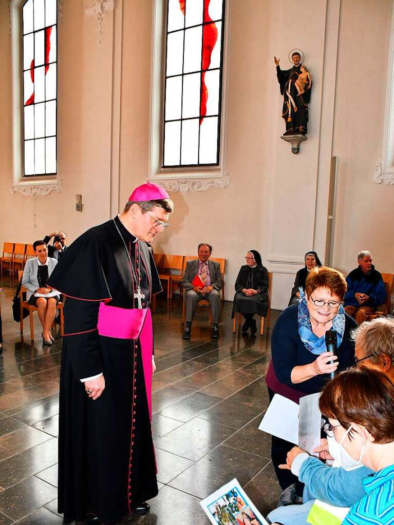 In der Kirche des St.Josefshauses lie sich Erzbischof Stephan Burger von den Menschen mit Behinderungen erzhlen, was sie alles im Jahresablauf machen.