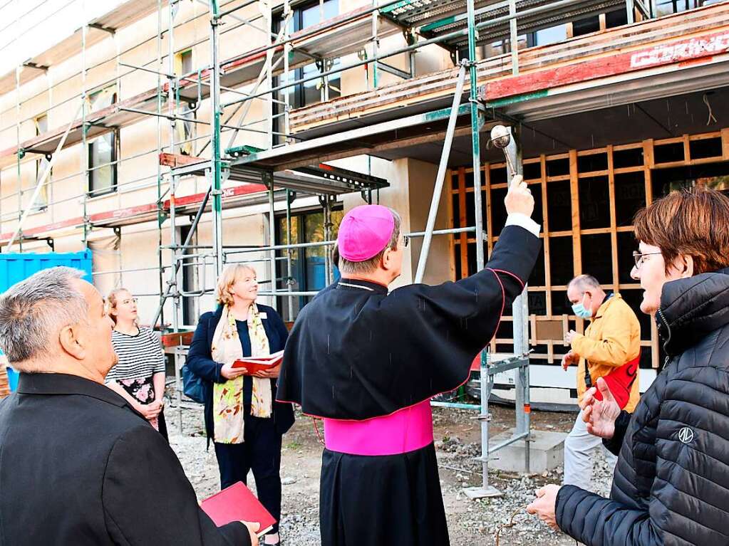 Erzbischof Stephan Burger beim Segnen des neuen Bernhardshauses auf dem Campus des St.Josefshauses in Herten