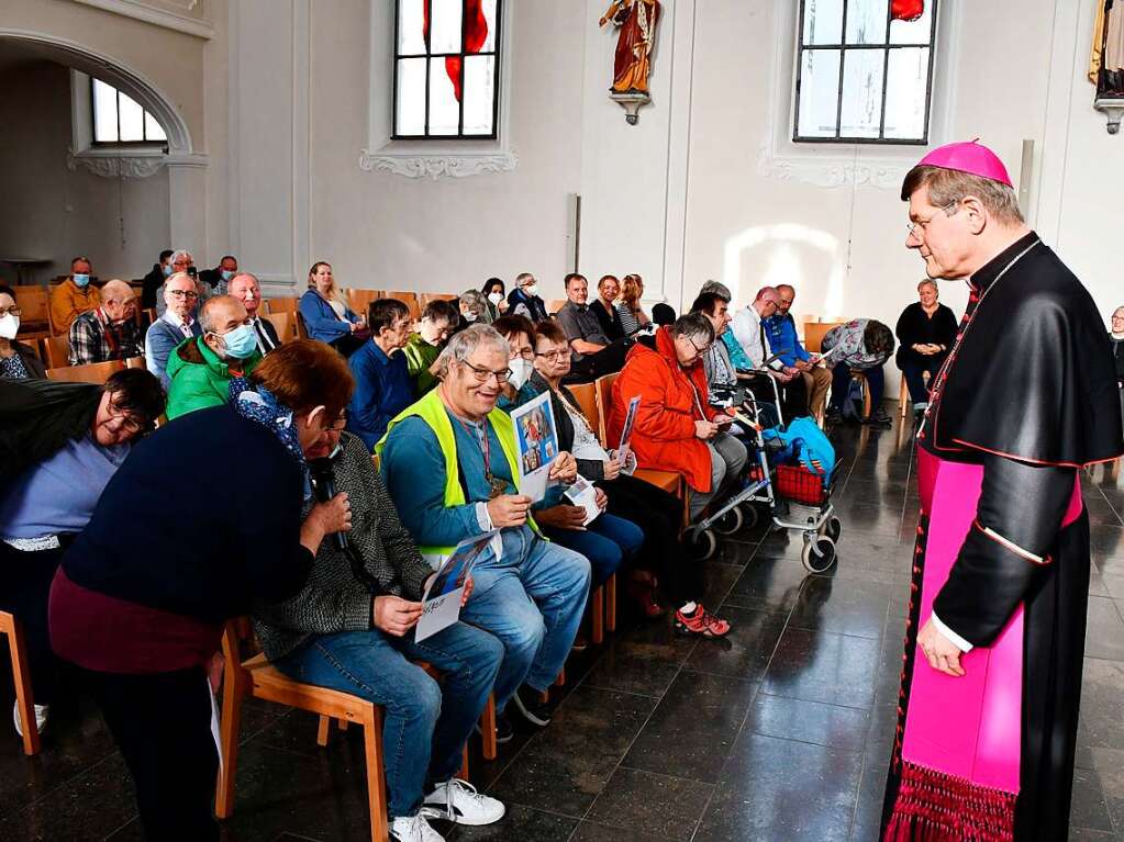 In der Kirche des St.Josefshauses lie sich Erzbischof Stephan Burger von den Menschen mit Behinderungen erzhlen, was sie alles im Jahresablauf machen.