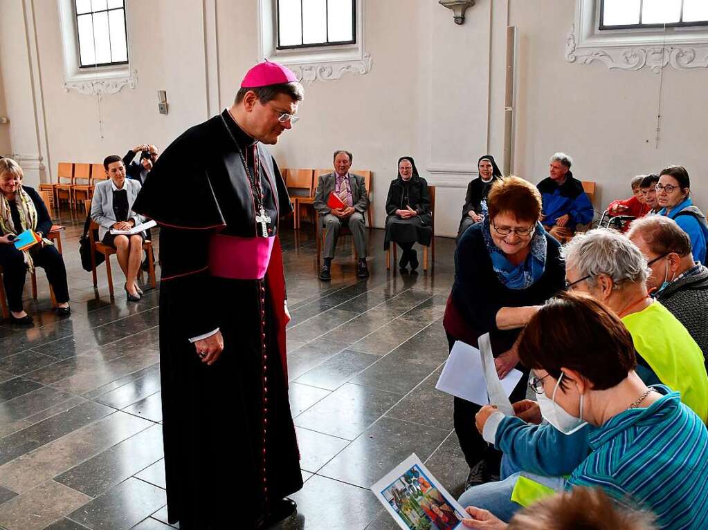 In der Kirche des St.Josefshauses lie sich Erzbischof Stephan Burger von den Menschen mit Behinderungen erzhlen, was sie alles im Jahresablauf machen.