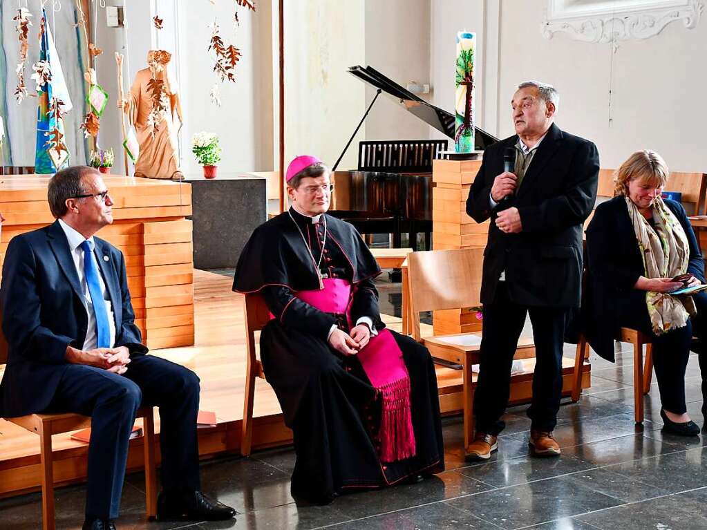 In der Kirche des St.Josefshauses wurde Erzbischof Stephan Burger auch von Heimbeirat Gnther Hirsch begrt (im Bild rechts).