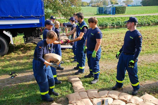 Wie man mit dem Vorrat an Sandscken F...Teil der bung am vergangenen Samstag.  | Foto: Hubert Rderer