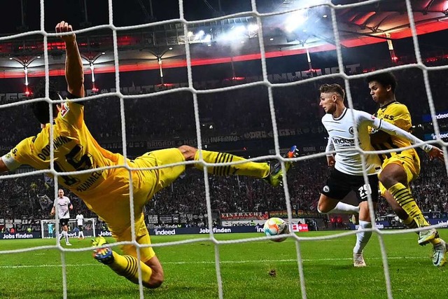 Whrend sich Mats Hummels dem Ball ent...rim Adeyemi (rechts) Jesper Lindstrm.  | Foto: Arne Dedert (dpa)