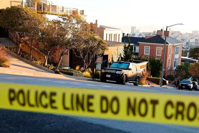 Abgesperrter Tatort: das Haus der Pelo...n San Fransicso am vergangenen Freitag  | Foto: JUSTIN SULLIVAN (AFP)