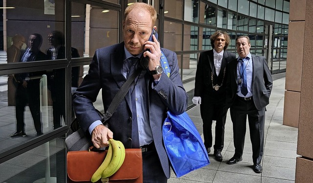 Alles Banane? Johann von Blow (vorne) debtiert im &#8222;Parlament&#8220;  | Foto: WDR/BenotLinder FTV