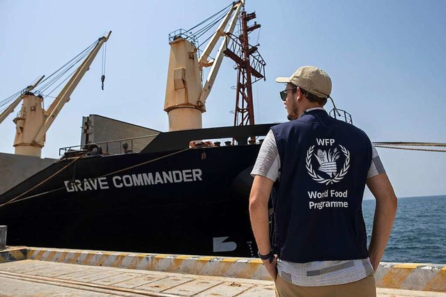 Hier kommt Weizen aus der Ukraine an: ...rave Commander im Hafen von Dschibuti.  | Foto: Hugh Rutherford (dpa)