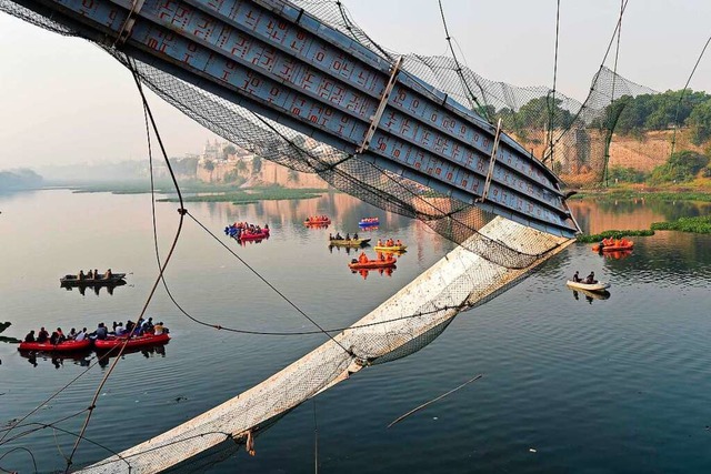 Im Bundesstaat Gujarat in Indien ist e...ls 140 Menschen kamen dabei ums Leben.  | Foto: SAM PANTHAKY (AFP)