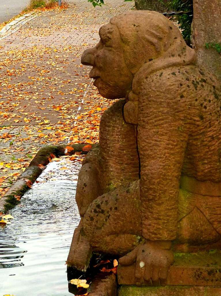 Der Brunnenputzer Brunnen in der Mundinger Strae in Emmendingen spuckt scheinbar selbst in den Brunnen.