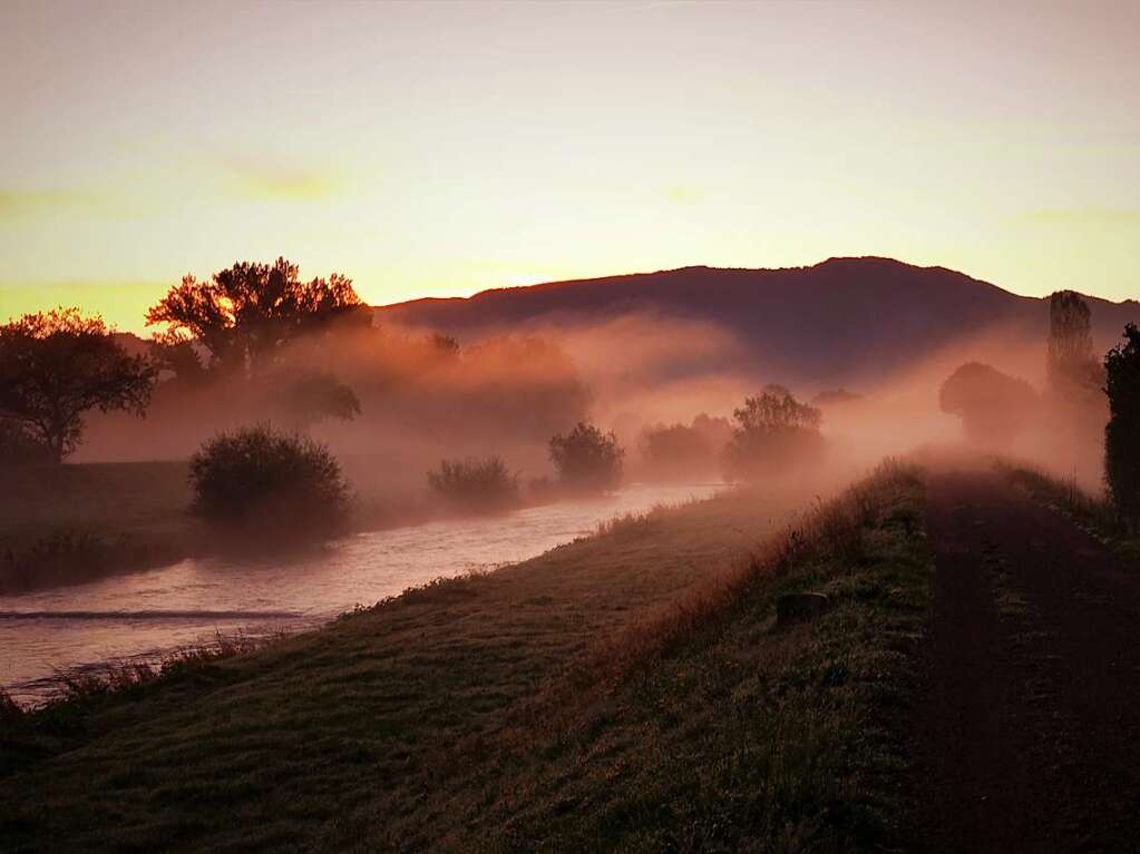 Sonnenaufgang an der Elz bei Wasser