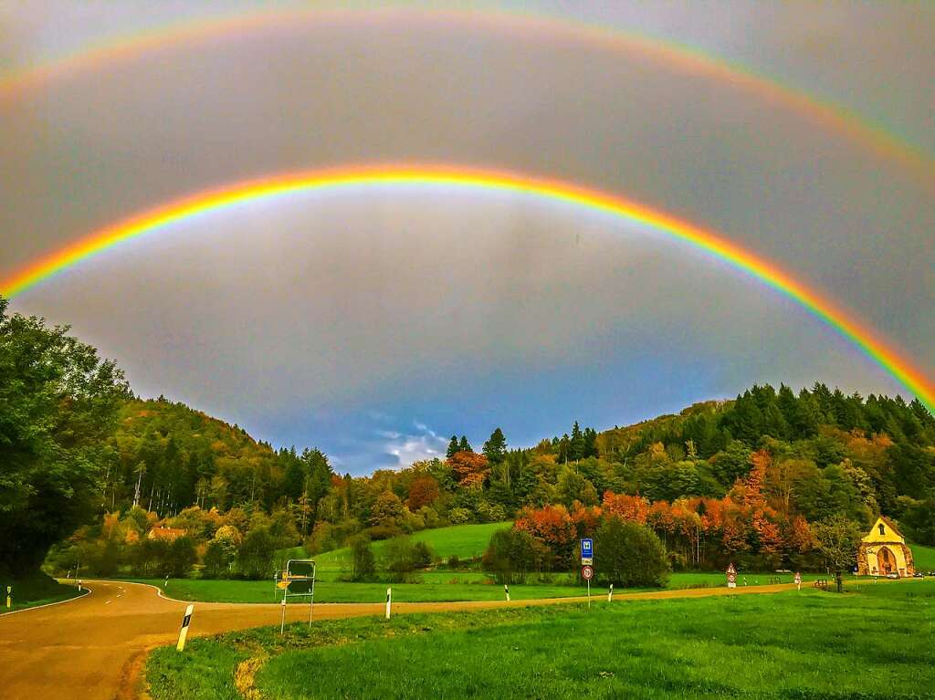 Ein doppelter Regenbogen ber Tennenbach