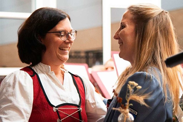 Herzliche Verabschiedung durch die Vorsitzende Sabrina Scheuble (links)  | Foto: Gnter Nosbsch
