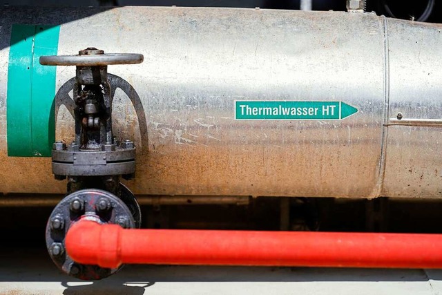 Rohre mit Thermalwasser fhren zu Beh...ilotanlage der Natrlich Insheim GmbH.  | Foto: Uwe Anspach (dpa)