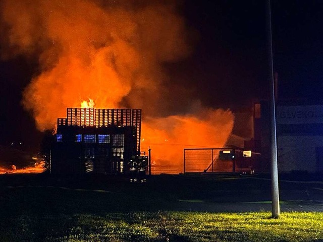 Beim Brand bei der Firma Geveko im Ml...usgelst durch Lsemittel, verhindern.  | Foto: Volker Mnch