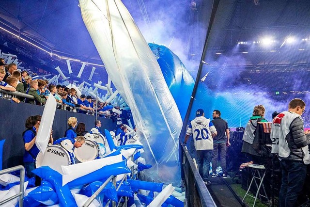 Fans von Schalke 04 zndeten zu Beginn...end Pyrotechnik. Das hat Konsequenzen.  | Foto: David Inderlied (dpa)