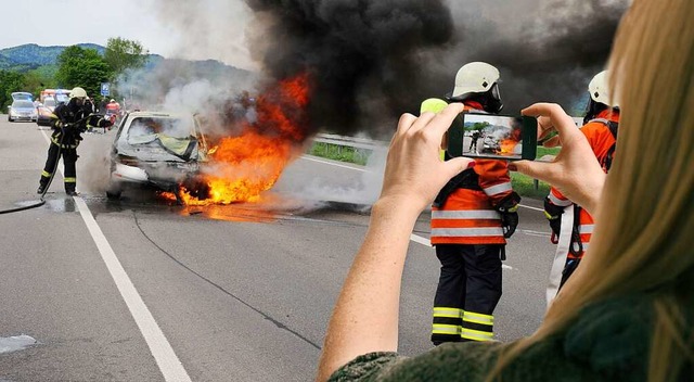 Schwerer Verkehrsunfall mit fotografie... Foto handelt es sich um eine Montage.  | Foto: dpa Deutsche Presse-Agentur