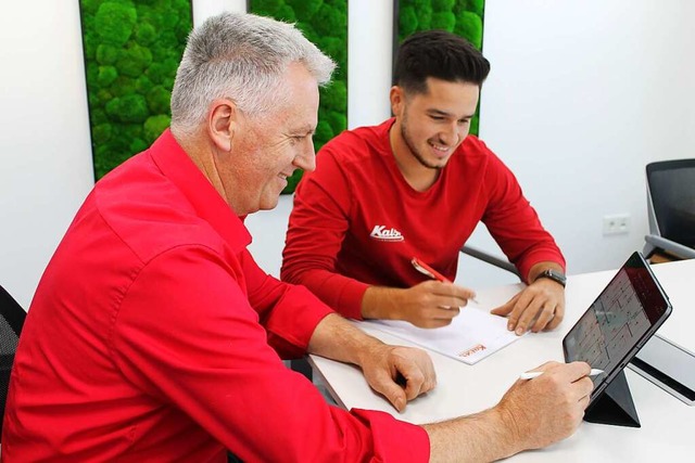 Nikolas Kaiser (rechts) und sein Chef Michael Kaiser sind ein gutes Team.   | Foto: Cornelia Liebwein