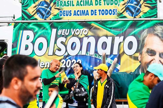 Untersttzer von Staatschef Jair Bolso... der Stadt Florianopolis in Brasilien.  | Foto: ANDERSON COELHO (AFP)