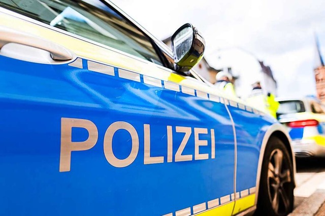 Ein Einsatzfahrzeug der Polizei steht in Freiburg am Straenrand. (Symbolbild).  | Foto: Philipp von Ditfurth (dpa)