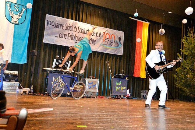 Rasante Akrobatik und Gitarrenmusik - das Duo Akura begeistere das Publikum.  | Foto: Christiane Sahli