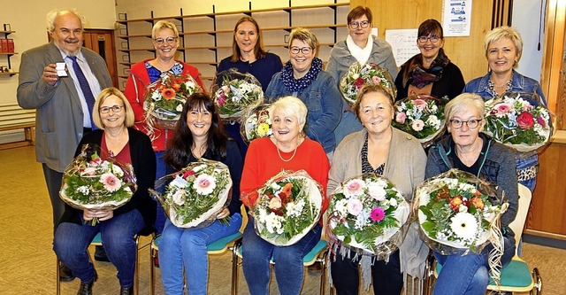 <BZ-FotoAnlauf>Kinderpflegeverein:</BZ...Pfarrer Christian Rave (links) ehren.   | Foto: Gudrun Gehr