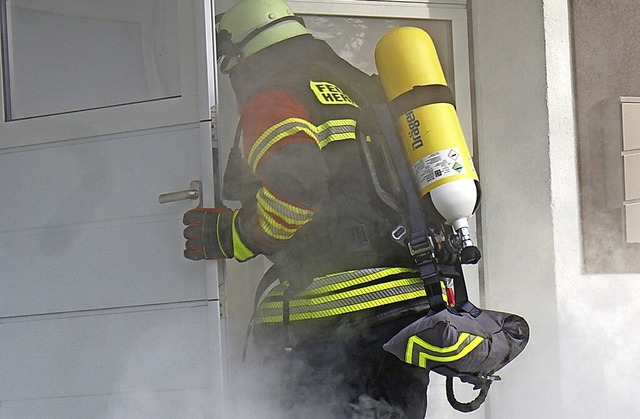 Die Sicht fr die Wehrmnner, die mit ...Garage eindrangen, war sehr schlecht.   | Foto: Werner Probst