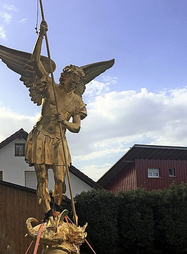 Die goldene Statue steht derzeit im Hof der Kirche.   | Foto: privat