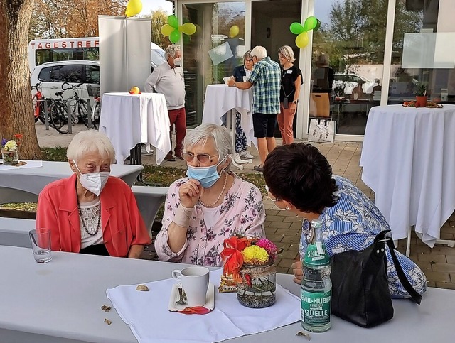 Bei Kaffee und Kuchen konnten Besucher  Fragen rund um die Pflege stellen.  | Foto: Christine Weirich