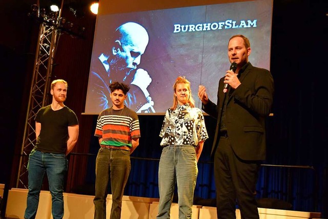 Die Finalisten beim Burghofslam machte...eigand mit Moderator Johannes Elster).  | Foto: Sandra Raith