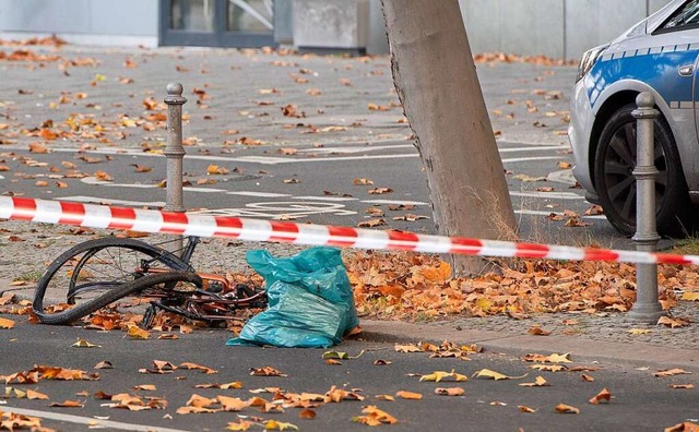 Eine Radfahrerin wurde in Berlin von e... stand der Rettungswagen aber im Stau.  | Foto: Paul Zinken (dpa)