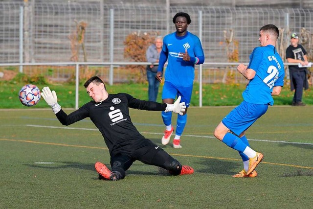 Gefhlter Hattrick: Paul Brosi (rechts...elte fr den FC Neustadt drei Treffer.  | Foto: Wolfgang Scheu