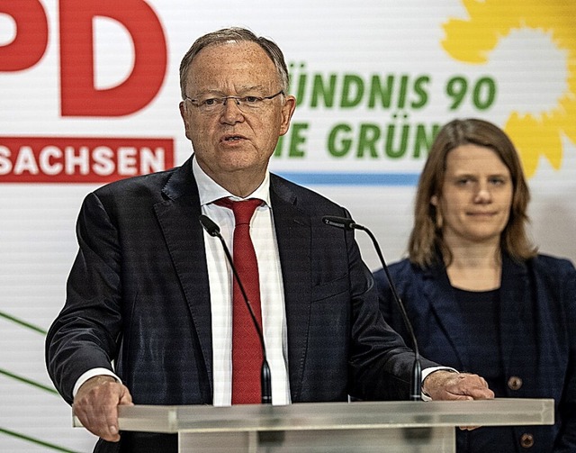 Stephan Weil mit Julia Willie Hamburg  | Foto: Swen Pfrtner (dpa)