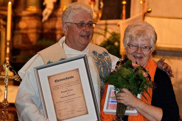 Eine ganz besondere Ehre fr Brigitte ...er Roman bergab die Ernennungsurkunde  | Foto: Christiane Sahli