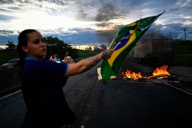 Fahrerinnen und Fahren von Lkws haben ...en den Wahlsieg Lulas zu protestieren.  | Foto: MAURO PIMENTEL (AFP)
