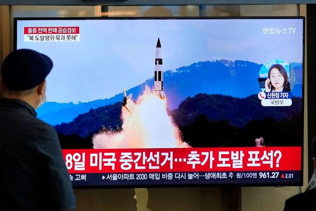 In einer Nachrichtensendung wird eine ...ordkoreanischen Raketenstarts gezeigt. | Foto: Ahn Young-Joon (dpa) In einer Nachrichtensendung wird eine ...ordkoreanischen Raketenstarts gezeigt. | Foto: Ahn Young-Joon (dpa)