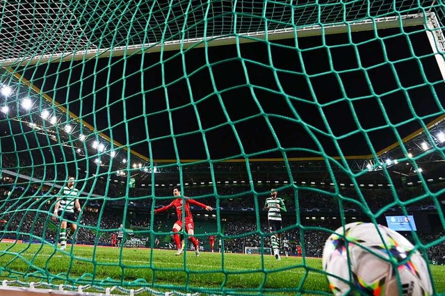 Der Ball geht zum 2:1 durch Frankfurts Randal Kolo Muani ins Netz. | Foto: Arne Dedert (dpa) Der Ball geht zum 2:1 durch Frankfurts Randal Kolo Muani ins Netz. | Foto: Arne Dedert (dpa)