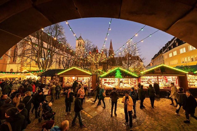 Der Rathausplatz mit seinen vielen Mar...stck des Freiburger Weihnachtsmarkts.  | Foto: FWTM - Baschi Bender