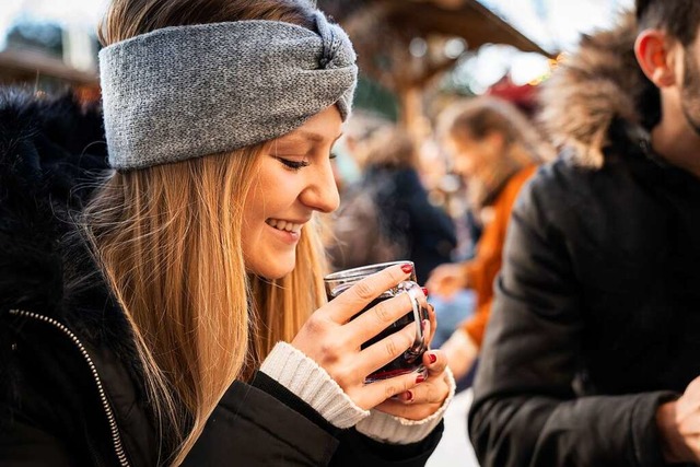 Punsch, Glhwein sowie se und deftig...m Freiburger Weihnachtsmarkt genieen.  | Foto: FWTM - Baschi Bender