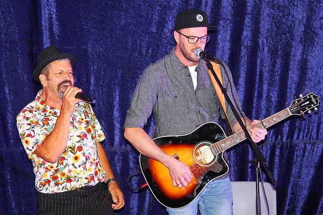 Auftakt mit Schw und Hannes, sie stimmten ein in einen gelungenen Abend.  | Foto: Gert Brichta