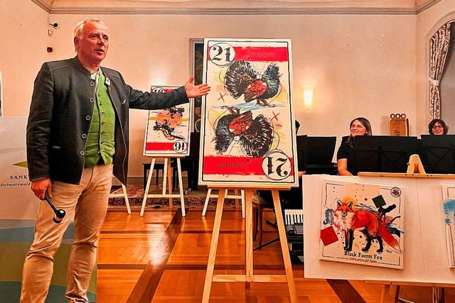 Auktionator Roland Weis preist das Schwarzwlder Cego an.  | Foto: Birgit-Cathrin Duval