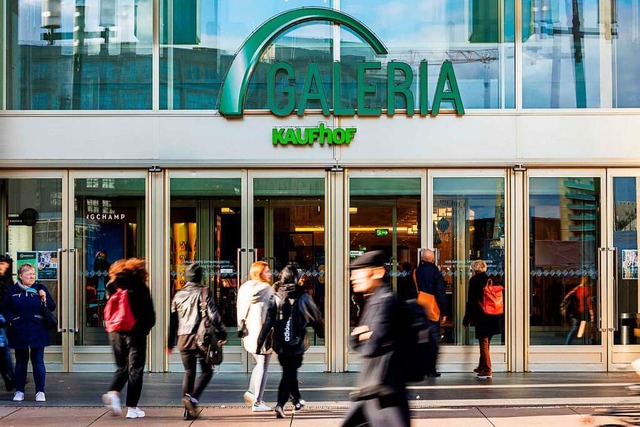 Galeria Karstadt Kaufhof strebt ein Schutzschirmverfahren an.   | Foto: JENS SCHLUETER (AFP)