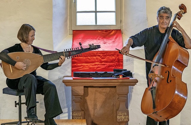 Claire Antonini (Theorbe) und Renaud G...nzert in der Fahrnauer Agathen-Kirche.  | Foto: Paul Eischet