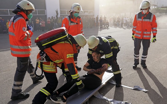 Die Feuerwehr bergab die Verletzten bei der bungen an das Rote Kreuz.  | Foto: Jrgen Schweizer