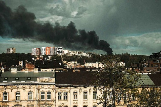 Rauch ber dem ukrainischen  Lwiw nach...tnerschaftlich mit Freiburg verbunden.  | Foto: Matthew Hatcher (dpa)