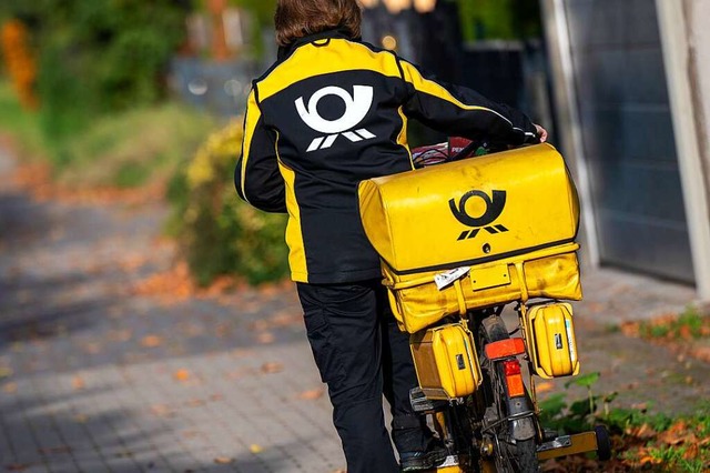 Ein hoher Corona-Krankenstand und Pers...ngeln bei der Zustellung von Briefen.  | Foto: Monika Skolimowska (dpa)