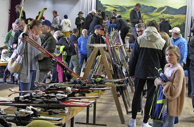 Viele Familien statteten sich bei der Ski-Zunft fr die Wintersaison aus.  | Foto: Ulrike Spiegelhalter