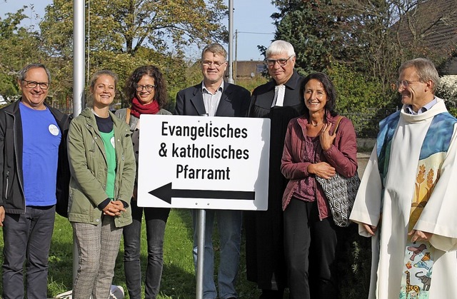 Hier geht&#8217;s lang: (von  links) K... Henninger und Pfarrer Emerich Sumser   | Foto: Hans Spengler