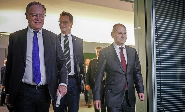 Nach getaner Arbeit: Stephan Weil, Hen...nd Olaf Scholz (von links) am Mittwoch  | Foto: Kay Nietfeld (dpa)