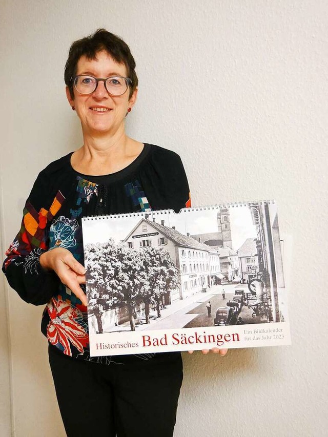 Die Bad Sckinger Stadtarchivarin Evel...mit dem historischen Kalender fr 2023  | Foto: Michael Gottstein