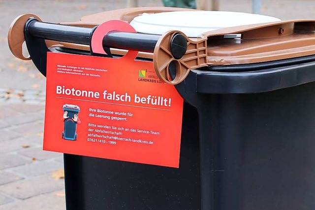 Solche Sperrvermerke werden knftig an den Biotonnen angebracht.  | Foto: Landratsamt