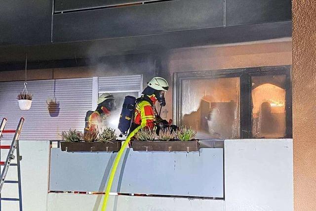 Ersthelfer löschen Brand auf einem Balkon in Bad Säckingen